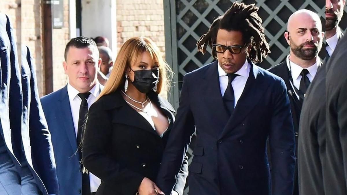 Бейонсе и Jay Z пришли в эффектных образах на свадьбу сына самого богатого человека в мире: фото