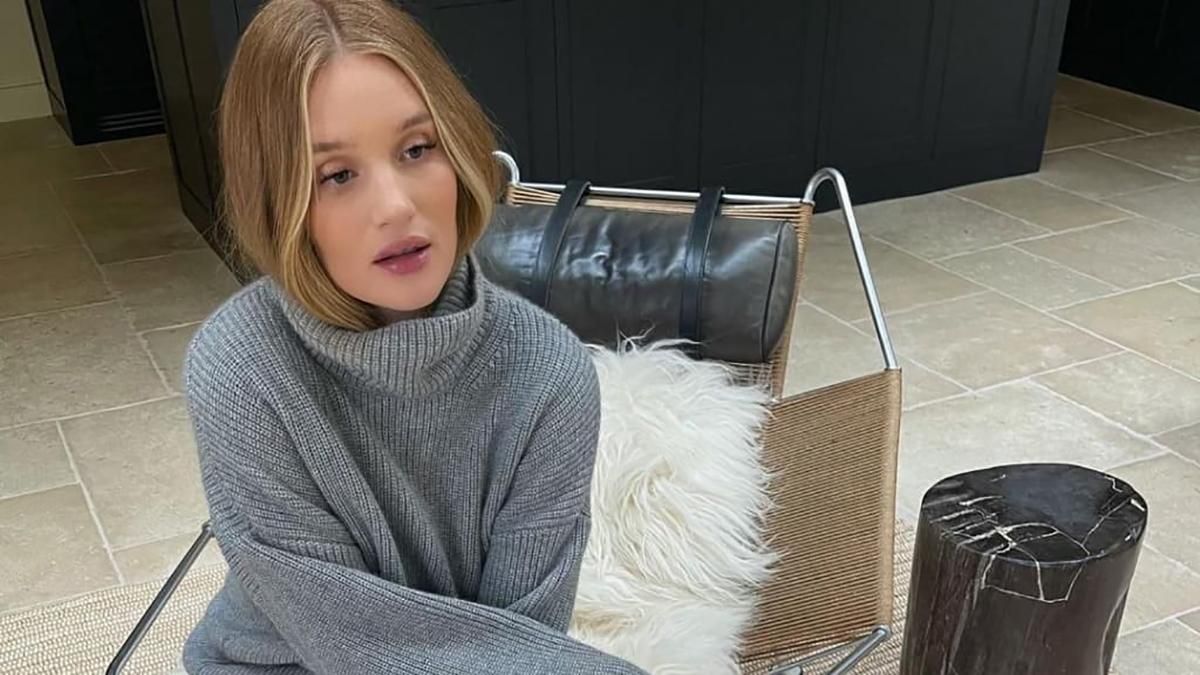 Сірий светр – модний елемент осіннього гардероба: стильний образ показує Розі Гантінгтон-Вайтлі - Fashion