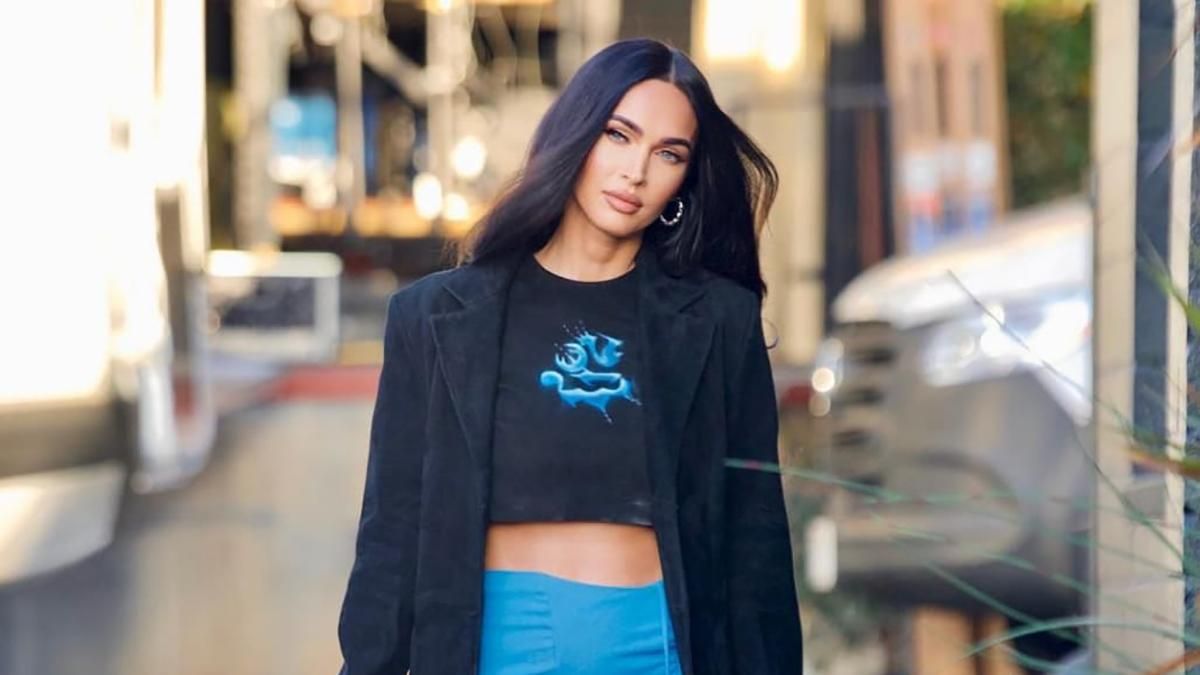 Меган Фокс вийшла у світ в чорному пальто та короткій мініспідниці: розкішний образ - Fashion Меган Фокс вийшла у світ в чорному пальто та короткій мініспідниці: розкішний образ - Fashion