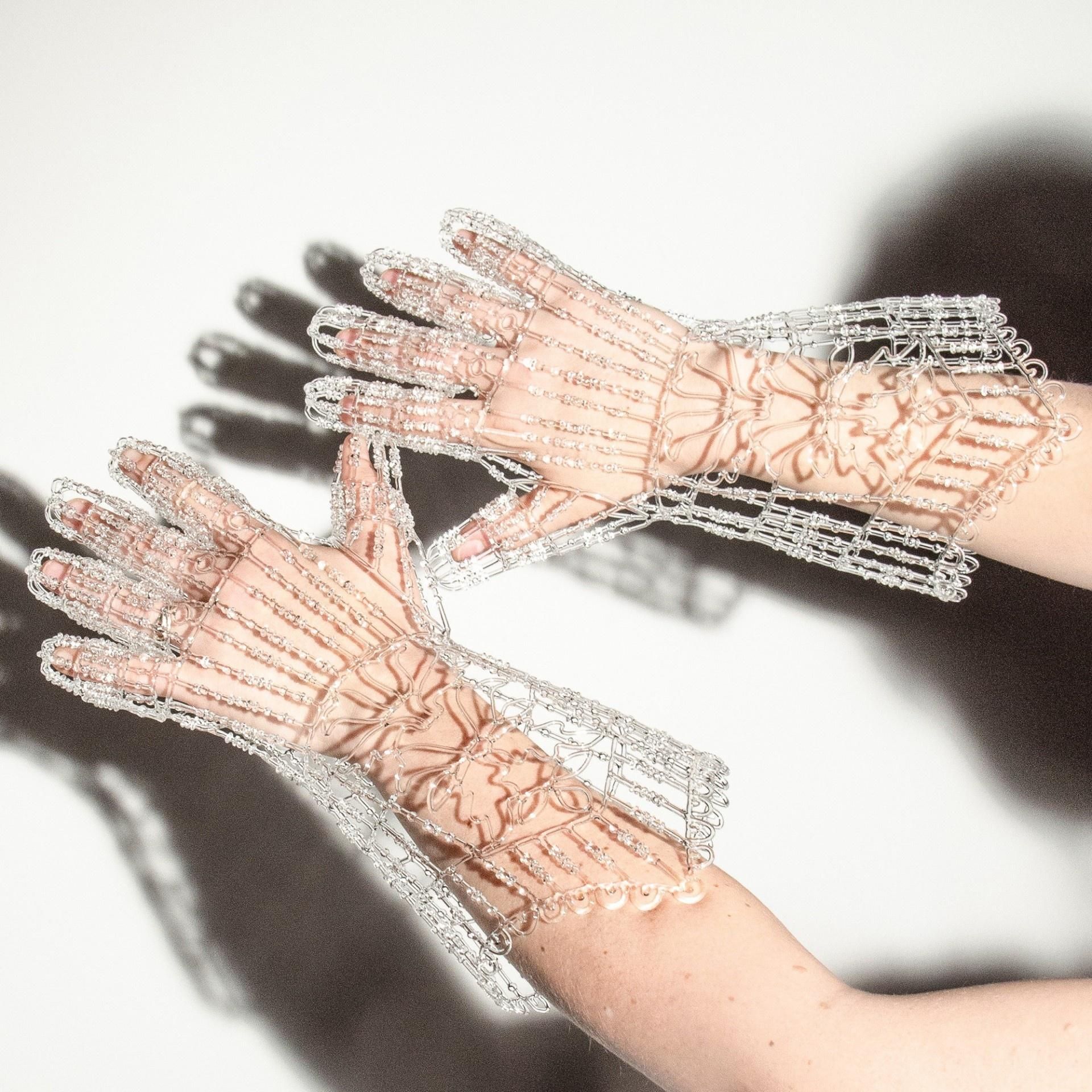 Анатомия и история: художница создает удивительные скульптуры из стекла Анатомия и история: художница создает удивительные скульптуры из стекла