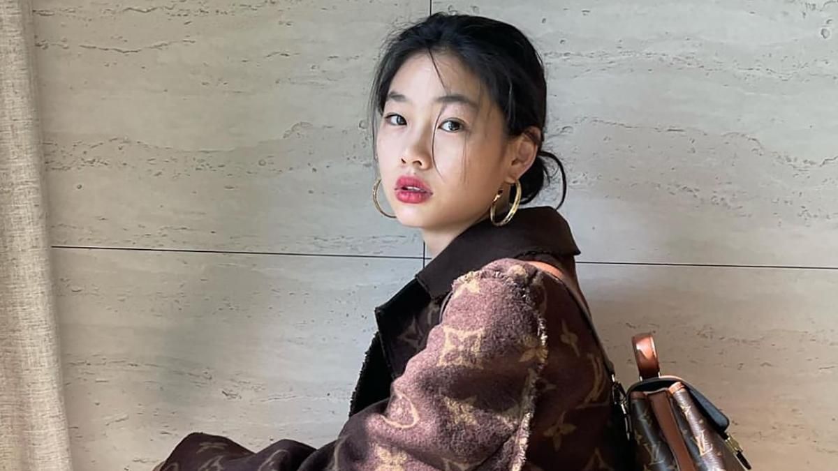 Зірка серіалу "Гра в кальмара" Хо Ен Чон показала стильний образ у пальті Louis Vuitton: фото - Fashion Зірка серіалу "Гра в кальмара" Хо Ен Чон показала стильний образ у пальті Louis Vuitton: фото - Fashion