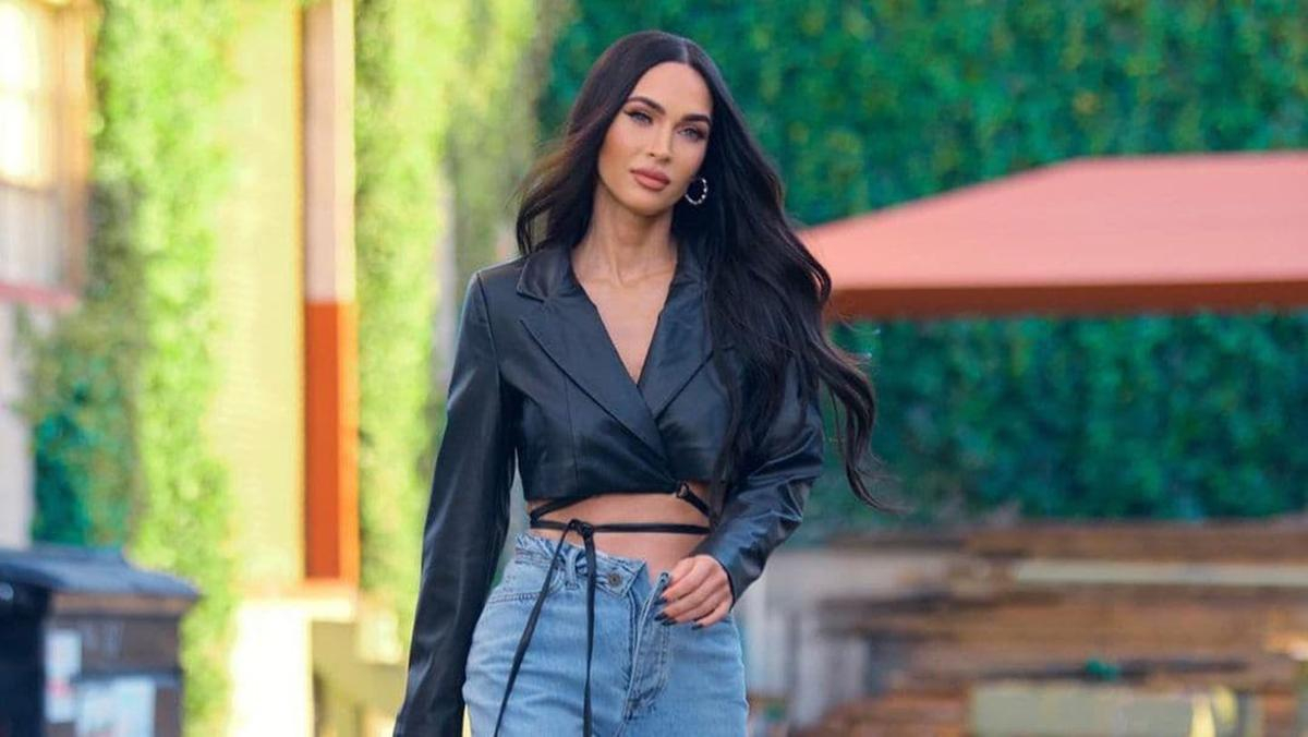 Меган Фокс вийшла у світ в приголомшливому образі: зірка поєднала шкіряний топ і широкі джинси - Fashion