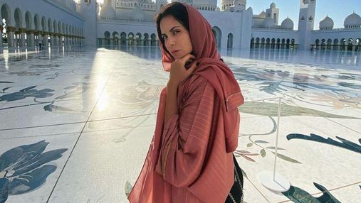 Настя Каменських позувала в традиційному арабському вбранні в ОАЕ: ефектні фото 