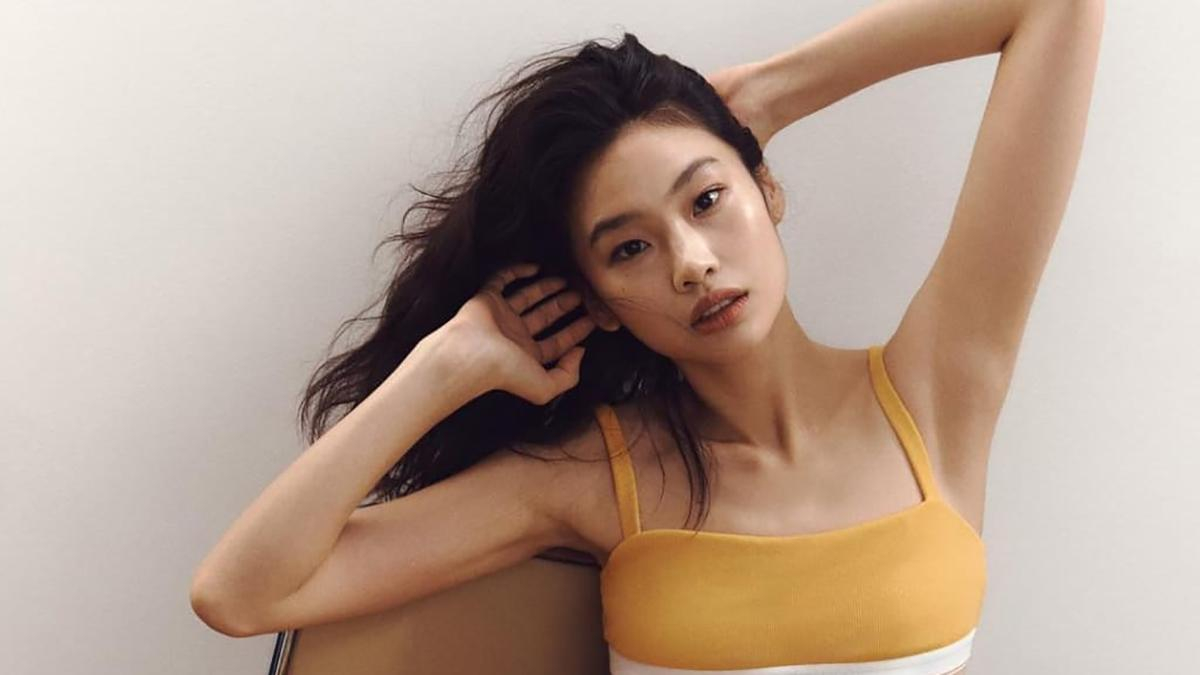 Звезда сериала "Игра в кальмара" Хо Ен Чон снялась в рекламной кампании Calvin Klein: яркие фото
