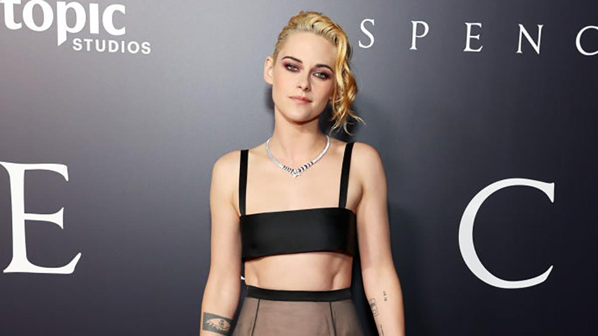 Крістен Стюарт прийшла на прем'єру фільму "Спенсер" у чорному вбранні: фото з червоної доріжки - Fashion