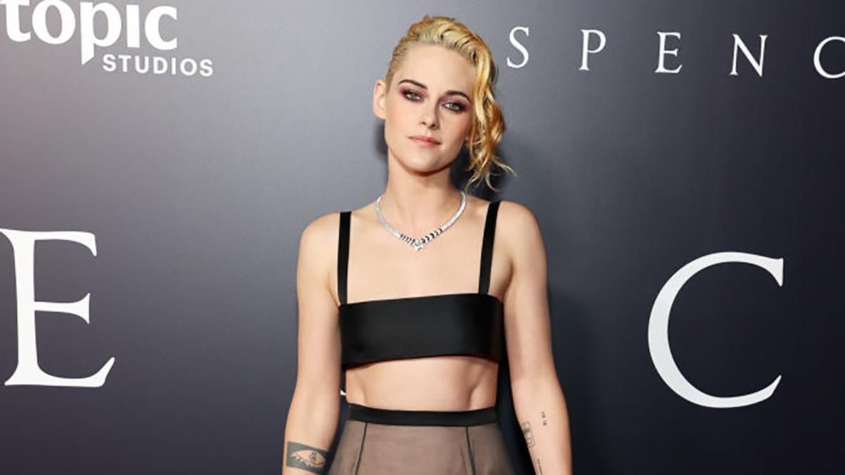 Кристен Стюарт пришла на премьеру фильма "Спенсер" в черном наряде: фото из красной дорожки Кристен Стюарт пришла на премьеру фильма "Спенсер" в черном наряде: фото из красной дорожки