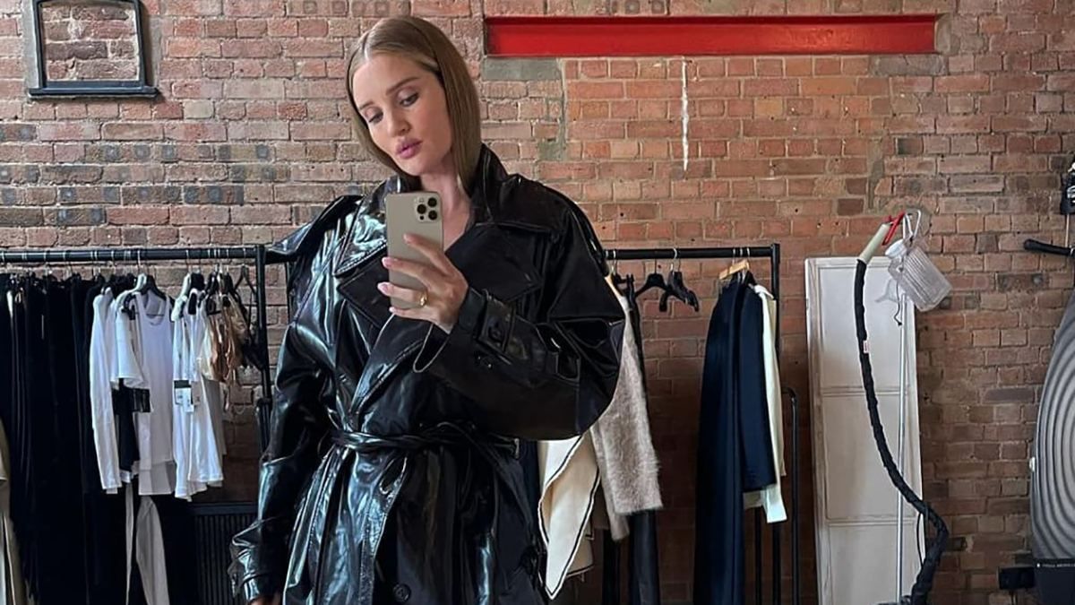 В молочном пальто и черном кожаном тренче: Рози Хантингтон-Уайтли показала трендовые образы В молочном пальто и черном кожаном тренче: Рози Хантингтон-Уайтли показала трендовые образы