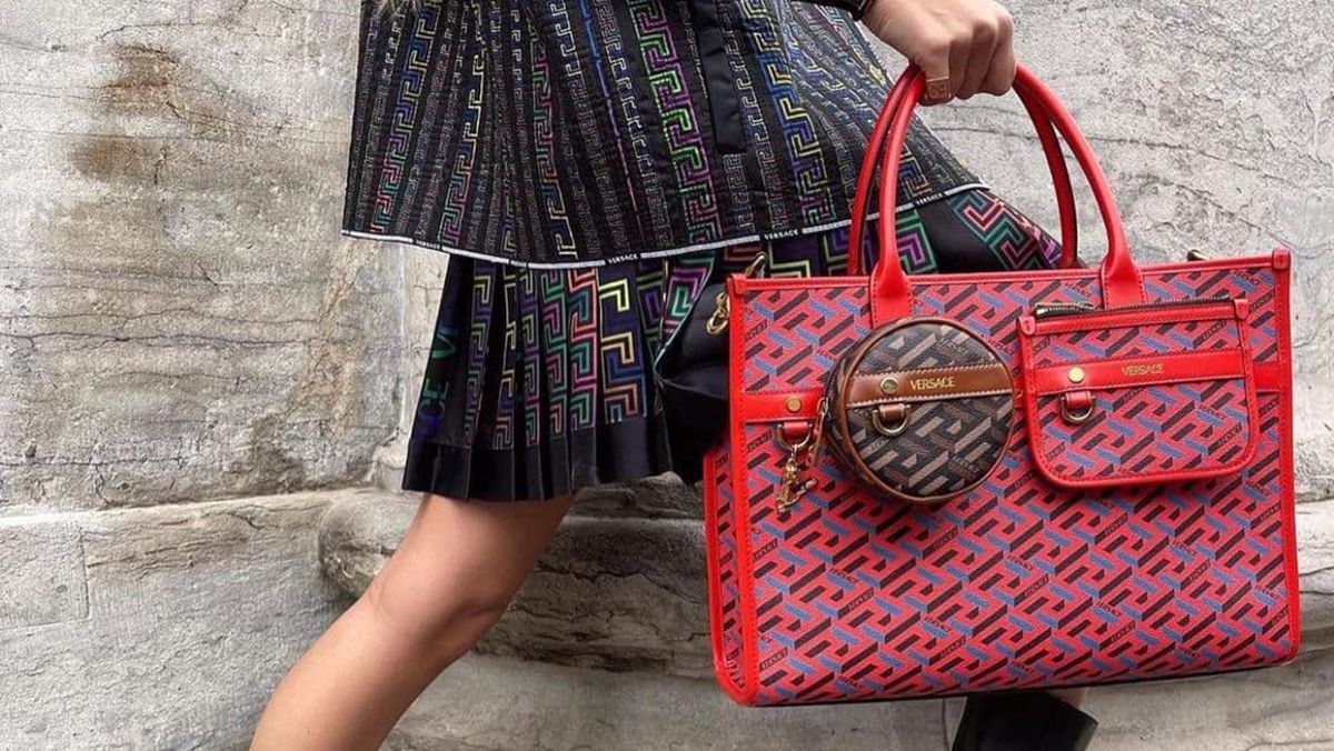 Об'єкт обожнювання інстаграм-модниць – сумка La Greca Signature від Versace: ефектні аутфіти - Fashion