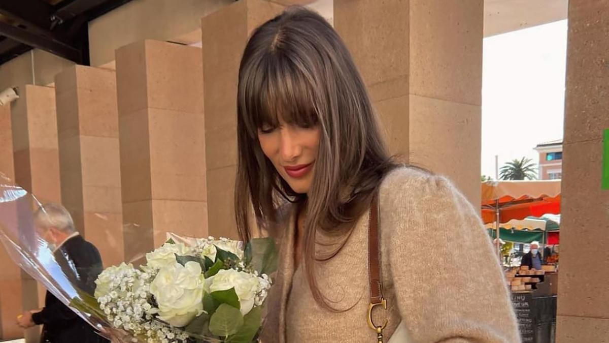 Коричневі вельветові штани і бежевий кардиган: стильний образ француженки Жюлі Феррері - Fashion Коричневі вельветові штани і бежевий кардиган: стильний образ француженки Жюлі Феррері - Fashion