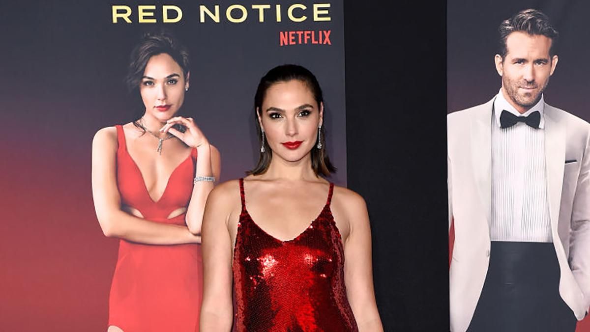 Галь Гадот вийшла на червону доріжку в романтичній сукні з паєток: дивовижний образ - Fashion Галь Гадот вийшла на червону доріжку в романтичній сукні з паєток: дивовижний образ - Fashion