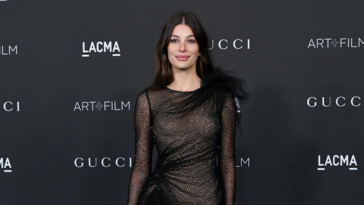 Дівчина Леонардо Ді Капріо одягнула спокусливу чорну сукню від Versace: розкішний образ - Fashion
