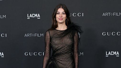 Девушка Леонардо Ди Каприо совершила выход в соблазнительном черном платье от Versace: фото
