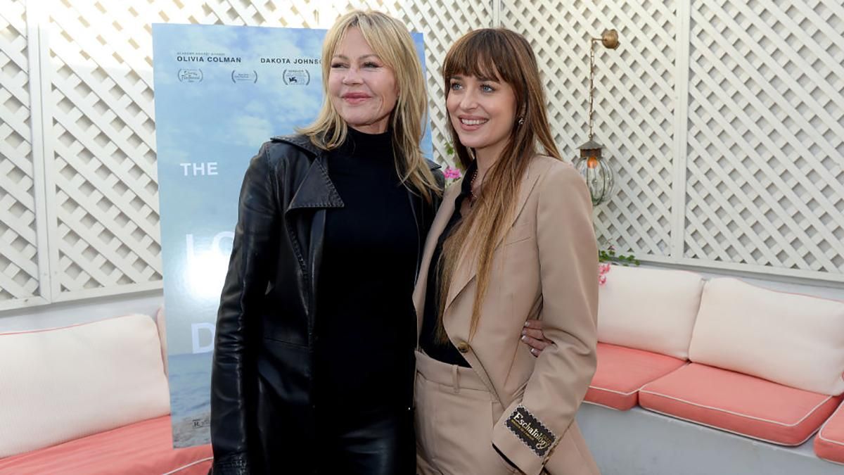 Дакота Джонсон прийшла зі своєю мамою Мелані Гріффіт на прем'єру фільму: стильні образи - Fashion
