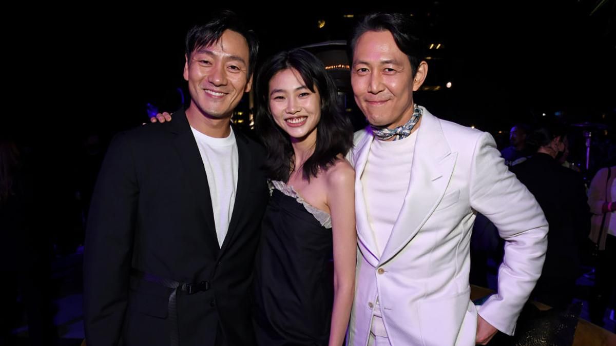 Головні герої серіалу "Гра в кальмара" здійснили світський вихід у Лос-Анджелесі: стильні образи - Fashion Головні герої серіалу "Гра в кальмара" здійснили світський вихід у Лос-Анджелесі: стильні образи - Fashion