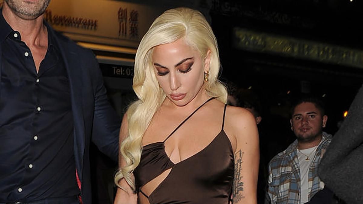 Сексуальная фэшн-дива: Леди Гага в шоколадном платье с разрезами на показе фильма "Дом Гуччи" Сексуальная фэшн-дива: Леди Гага в шоколадном платье с разрезами на показе фильма "Дом Гуччи"