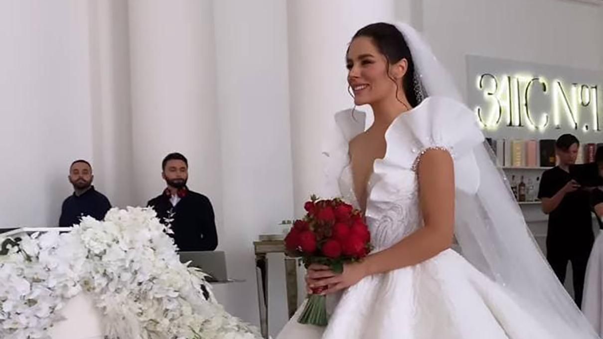 Иванна Онуфрийчук надела на свадьбу 3 платья от украинских брендов: сказочные кадры Иванна Онуфрийчук надела на свадьбу 3 платья от украинских брендов: сказочные кадры