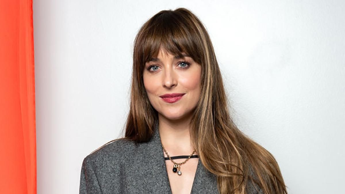 Дакота Джонсон вышла в свет в эффектном сером костюме: модный образ Дакота Джонсон вышла в свет в эффектном сером костюме: модный образ