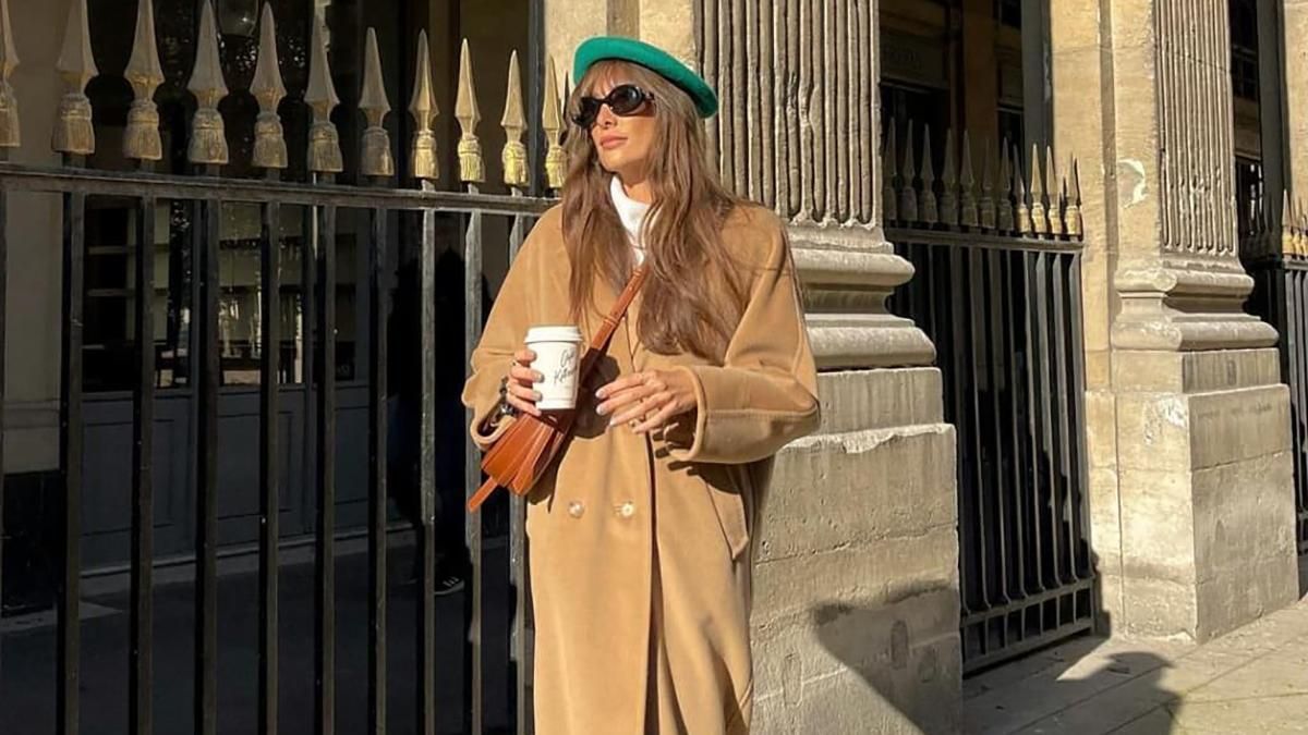 Жюли Феррери прогулялась по Парижу в берете, пальто Max Mara и кедах: стильный образ
