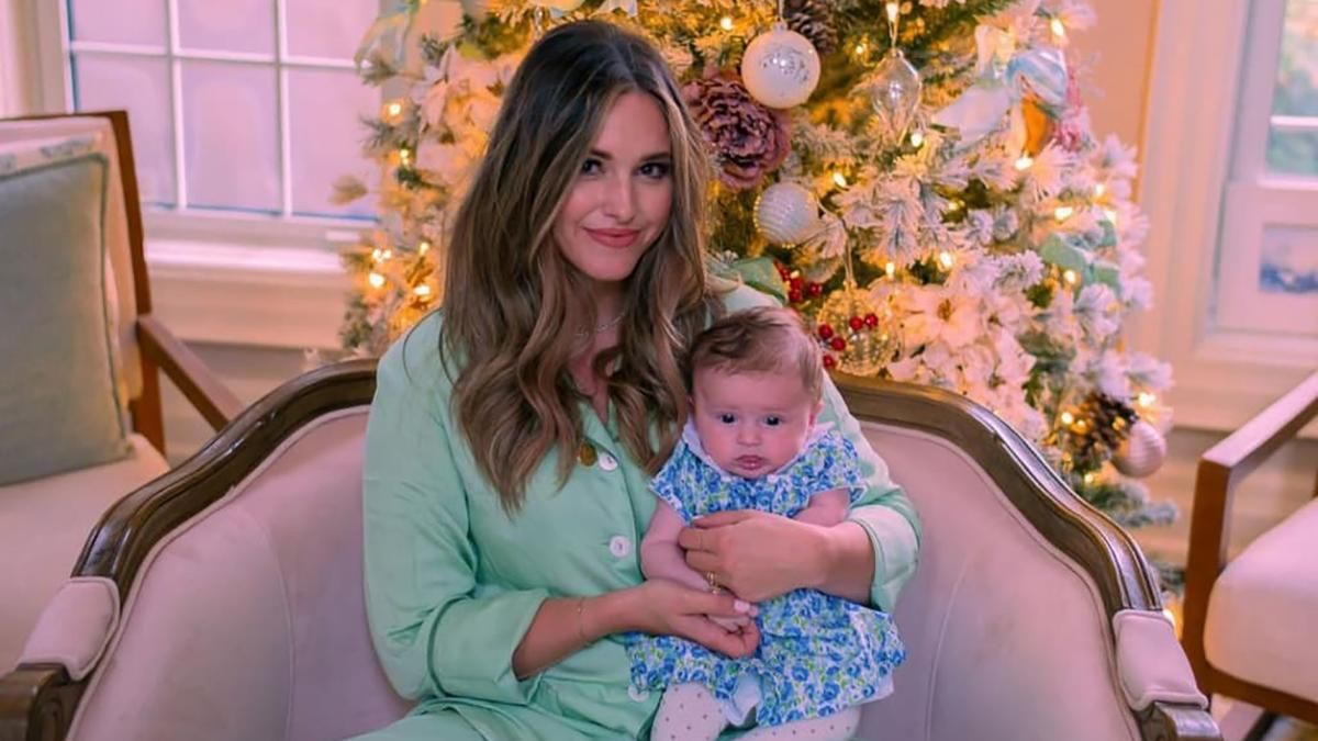 Фісташкова піжама і туфлі на підборах: стильний образ на Новий рік 2022 – яскраві кадри - Fashion Фісташкова піжама і туфлі на підборах: стильний образ на Новий рік 2022 – яскраві кадри - Fashion