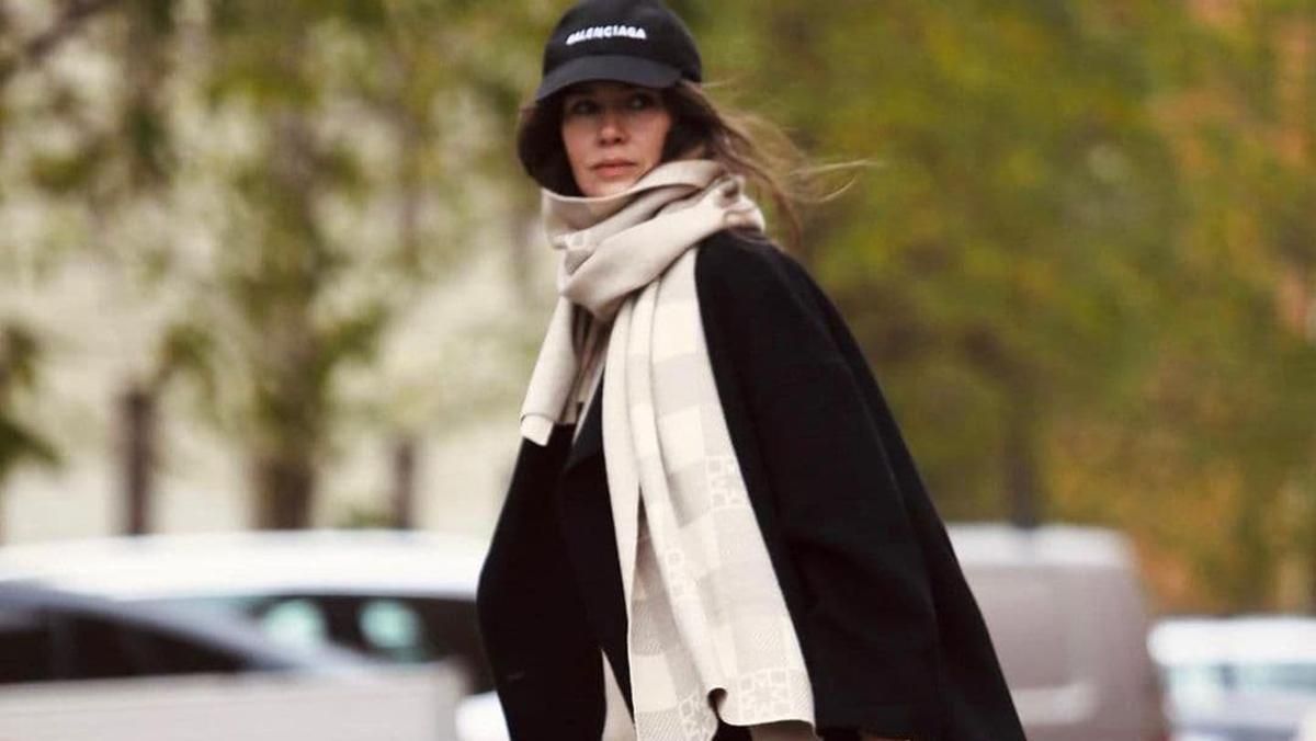 Трендові шарфи в зимових образах: як їх носять відомі блогери - Fashion