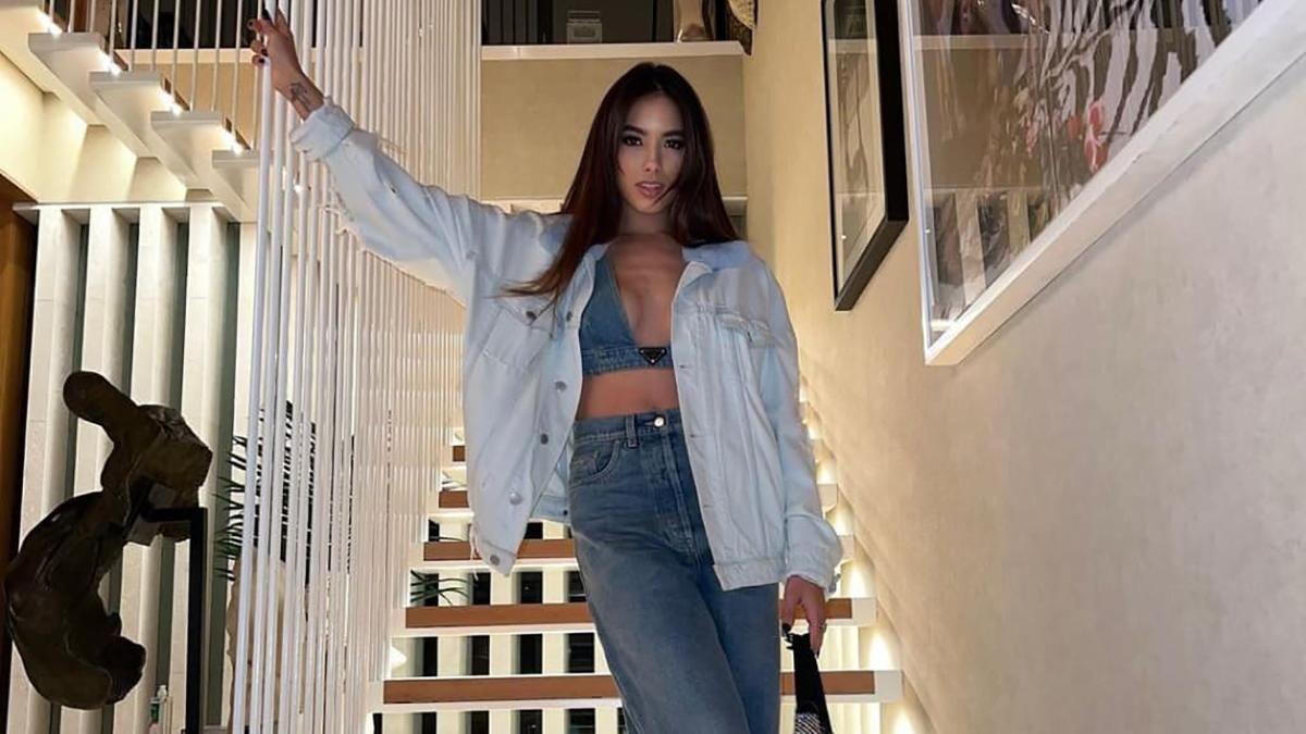 Дружина "танцюючого мільйонера" засвітилась у Маямі в джинсовому топі Prada і білій куртці - Fashion