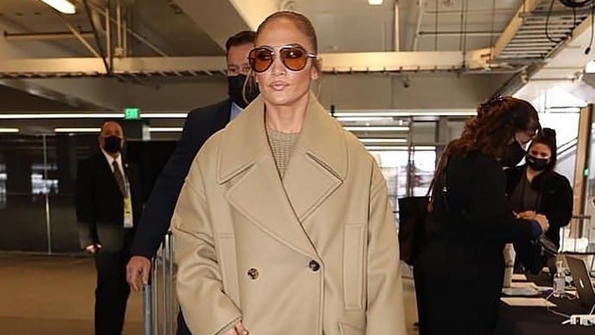 Бежеве пальто Michael Kors і чоботи на підборах: ефектний образ Дженніфер Лопес - Fashion Бежеве пальто Michael Kors і чоботи на підборах: ефектний образ Дженніфер Лопес - Fashion