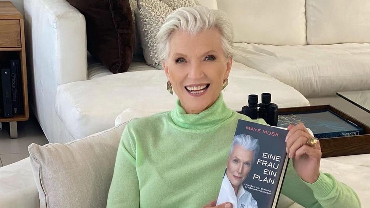 Мэй Маск позирует в мятной водолазке и молочных брюках клеш: незабываемый образ Мэй Маск позирует в мятной водолазке и молочных брюках клеш: незабываемый образ