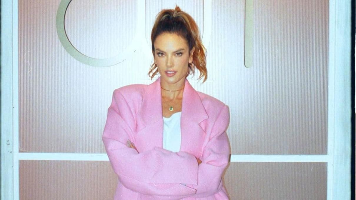 Розовый костюм для особого случая: Алессандра Амбросио показывает эффектный образ Розовый костюм для особого случая: Алессандра Амбросио показывает эффектный образ