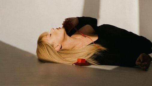 Тіна Кароль випустила пікантний кліп на пісню "Поцелуй на фарт"