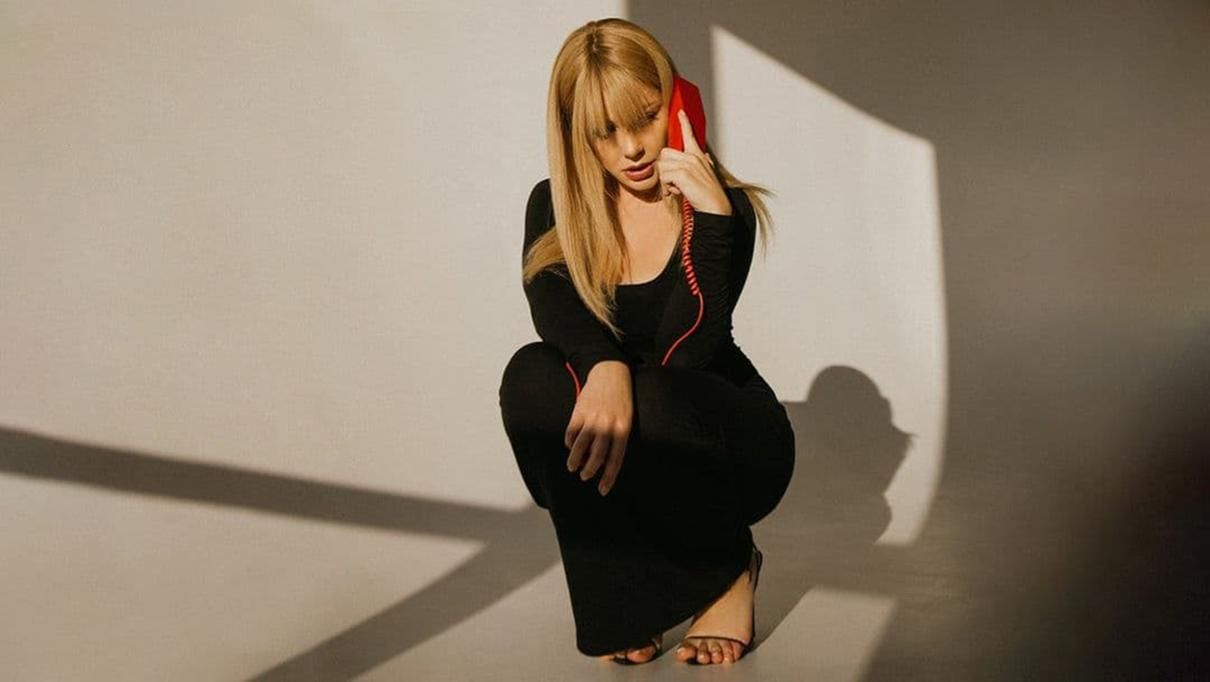 Тіна Кароль показала ідеальне чорне плаття з вирізом на нозі: стильні фото - Fashion Тіна Кароль показала ідеальне чорне плаття з вирізом на нозі: стильні фото - Fashion