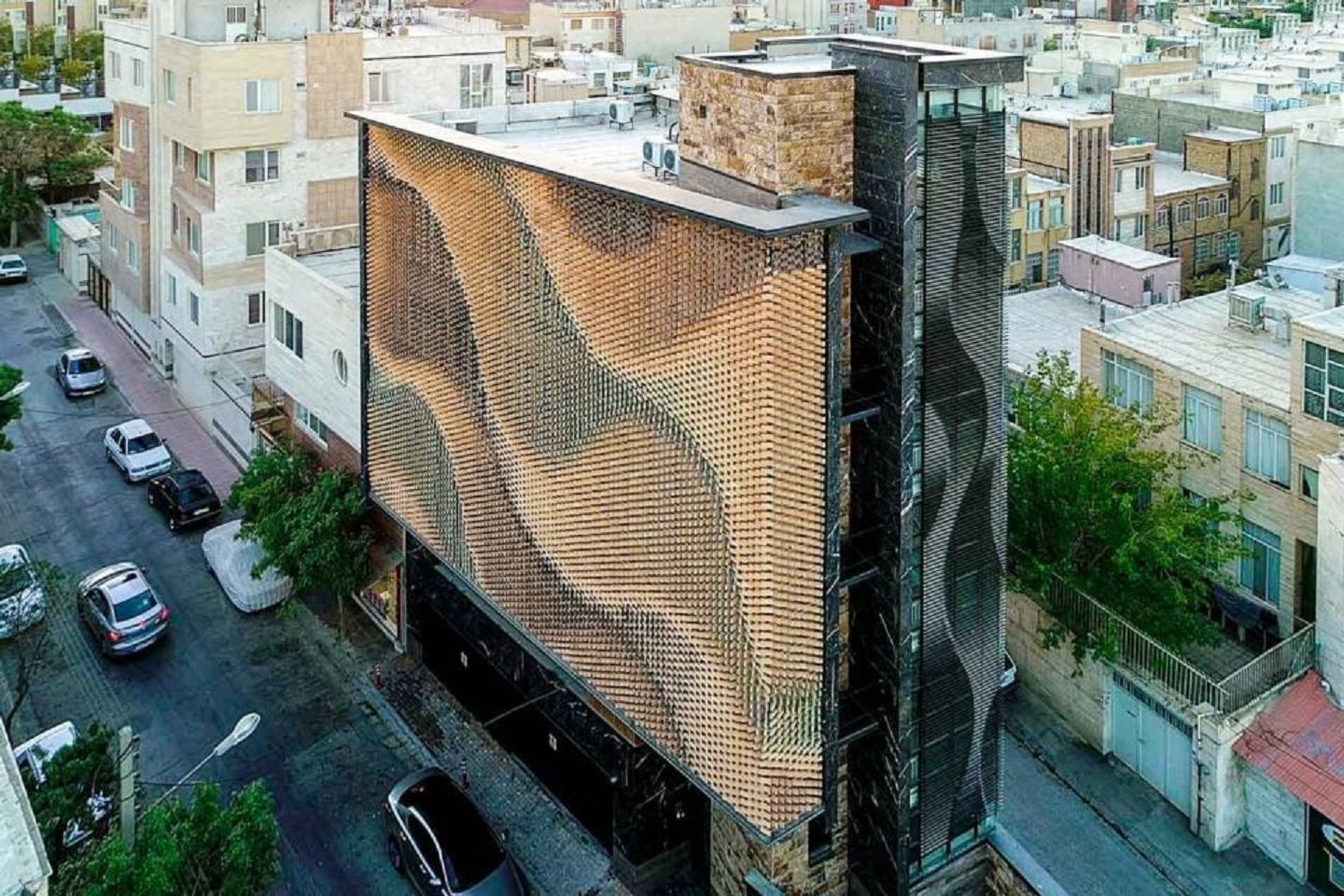 Невероятный дизайн стен дома создает иллюзию волн из кирпича: удивительные фото