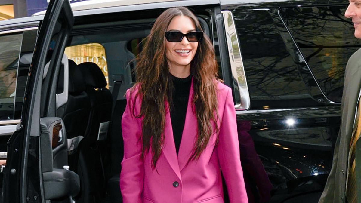 Жакет кольору фуксії – ефектна річ в гардеробі: модний образ показує Емілі Ратажковскі - Fashion Жакет кольору фуксії – ефектна річ в гардеробі: модний образ показує Емілі Ратажковскі - Fashion