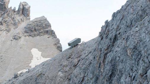 На краю скалы: как выглядит хижина отшельника на высоте 2,5 тысячи метров