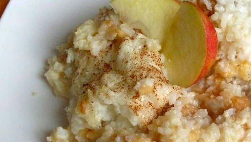 Готуємо пісну рисову кашу з яблуками: домашній рецепт