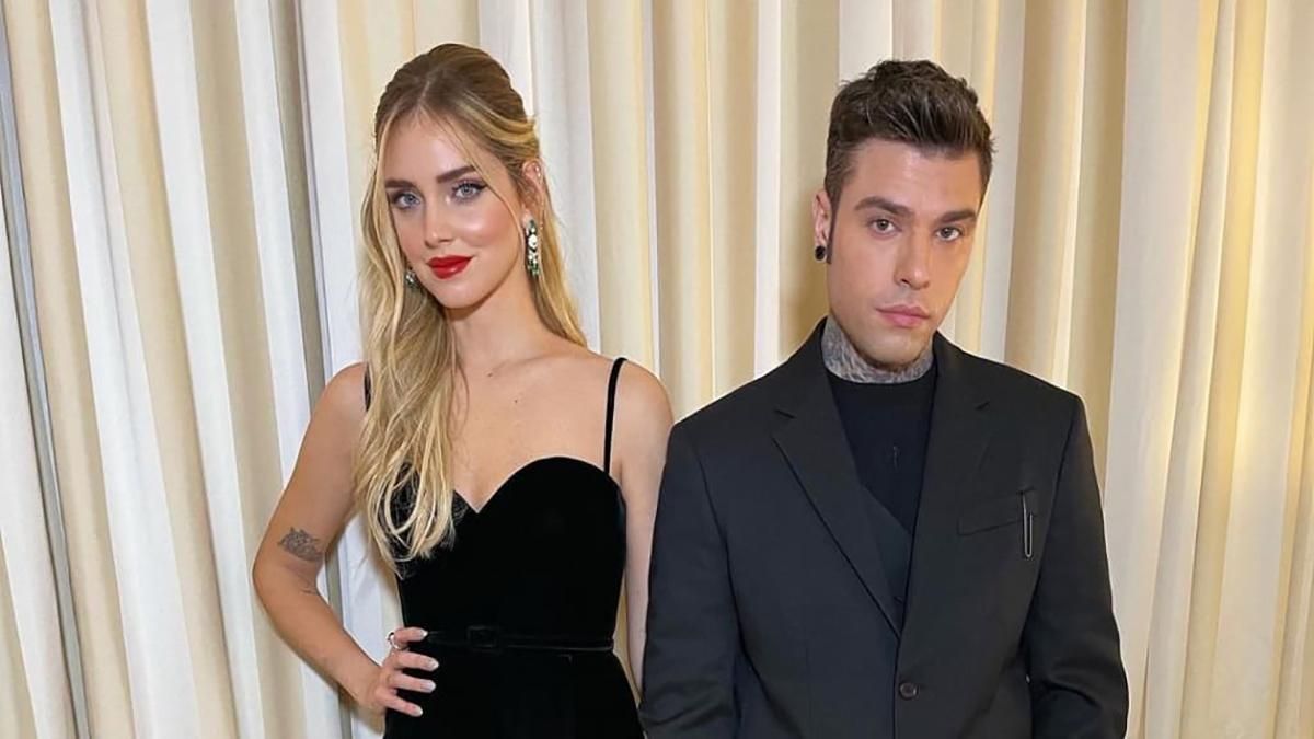 Кьяра Ферраньи и Fedez прилетели в Мадрид на презентацию собственного сериала: couple-look Кьяра Ферраньи и Fedez прилетели в Мадрид на презентацию собственного сериала: couple-look