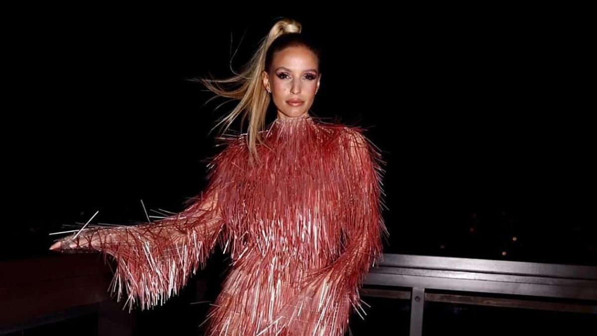 Высокий хвост и платье с бахромой: Леони Ханне впечатлила сеть аутфитом в морозный день Высокий хвост и платье с бахромой: Леони Ханне впечатлила сеть аутфитом в морозный день