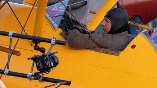 На крыле биплана: Том Круз отснял захватывающий трюк для фильма "Миссия невыполнима 8"