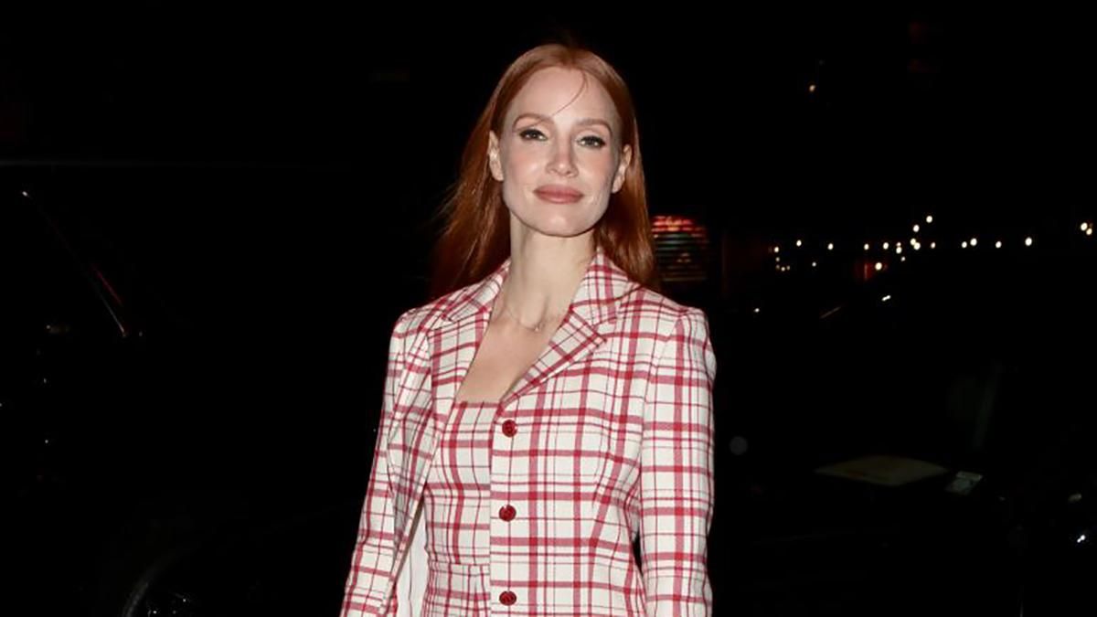 Джессіка Честейн приголомшила рідкісним виходом у шкільному образі: яскраве фото - Fashion Джессіка Честейн приголомшила рідкісним виходом у шкільному образі: яскраве фото - Fashion