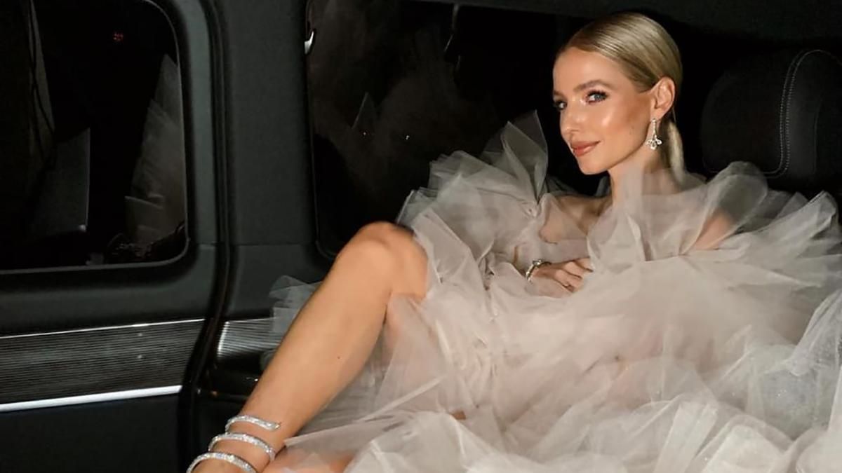 Леони Ханне пришла на красную дорожку в помпезном молочном платье: безупречные фото Леони Ханне пришла на красную дорожку в помпезном молочном платье: безупречные фото