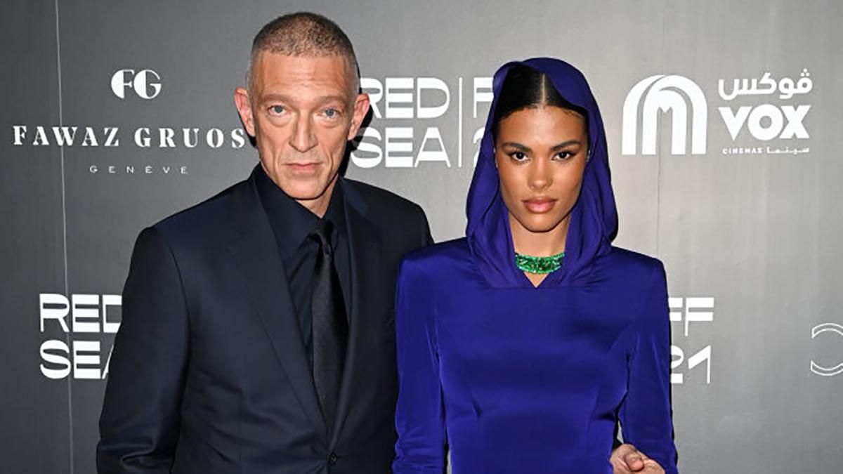 Капюшон-накидка – новый любимый тренд звезд на красных дорожках Капюшон-накидка – новый любимый тренд звезд на красных дорожках