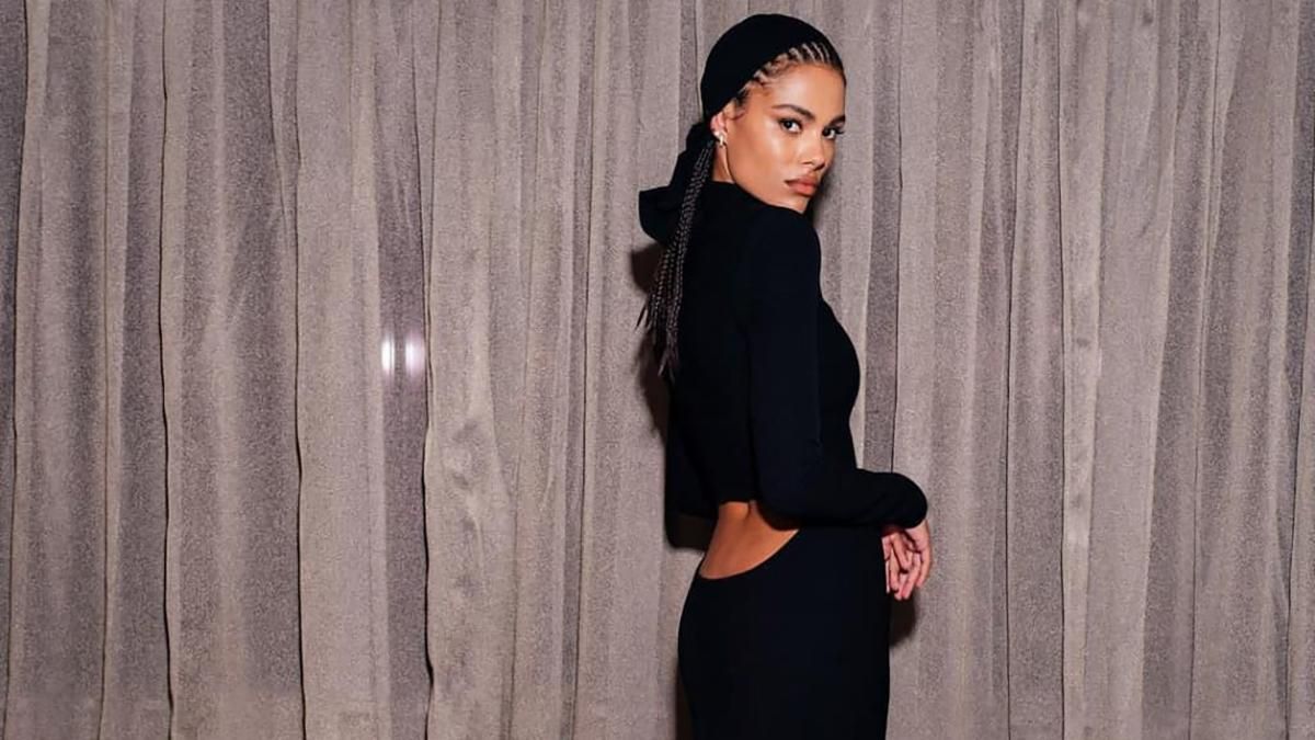 Арабська красуня: Тіна Кунакі здійснила ефектний вихід у чорній хустці та платті зі шлейфом - Fashion Арабська красуня: Тіна Кунакі здійснила ефектний вихід у чорній хустці та платті зі шлейфом - Fashion