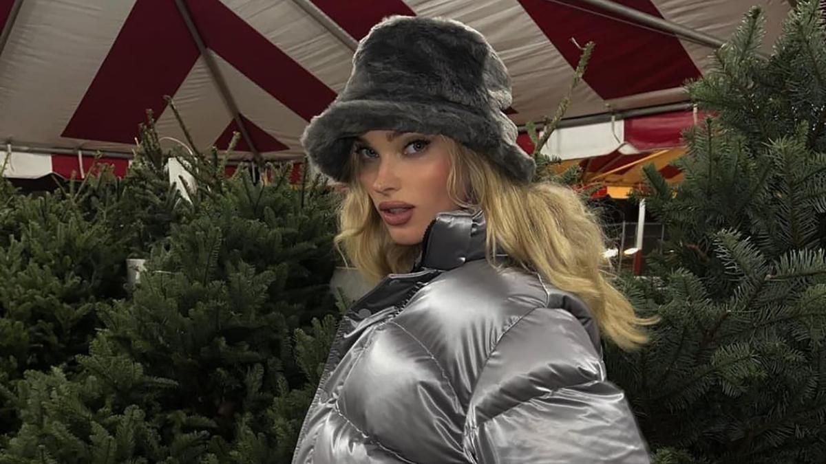 Ельза Госк повертає моду на сріблястий пуховик: святкові кадри у ялинках - Fashion Ельза Госк повертає моду на сріблястий пуховик: святкові кадри у ялинках - Fashion
