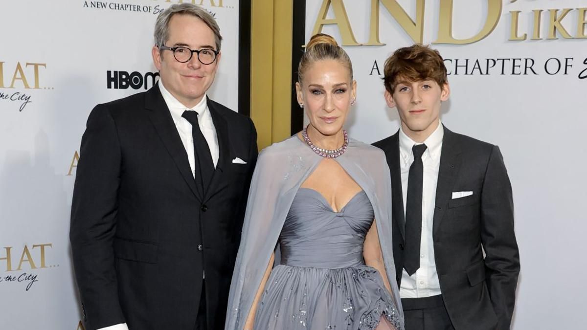 Рідкісне фото: Сара Джессіка Паркер вийшла у світ з чоловіком і сином у сукні Oscar de la Renta - Fashion