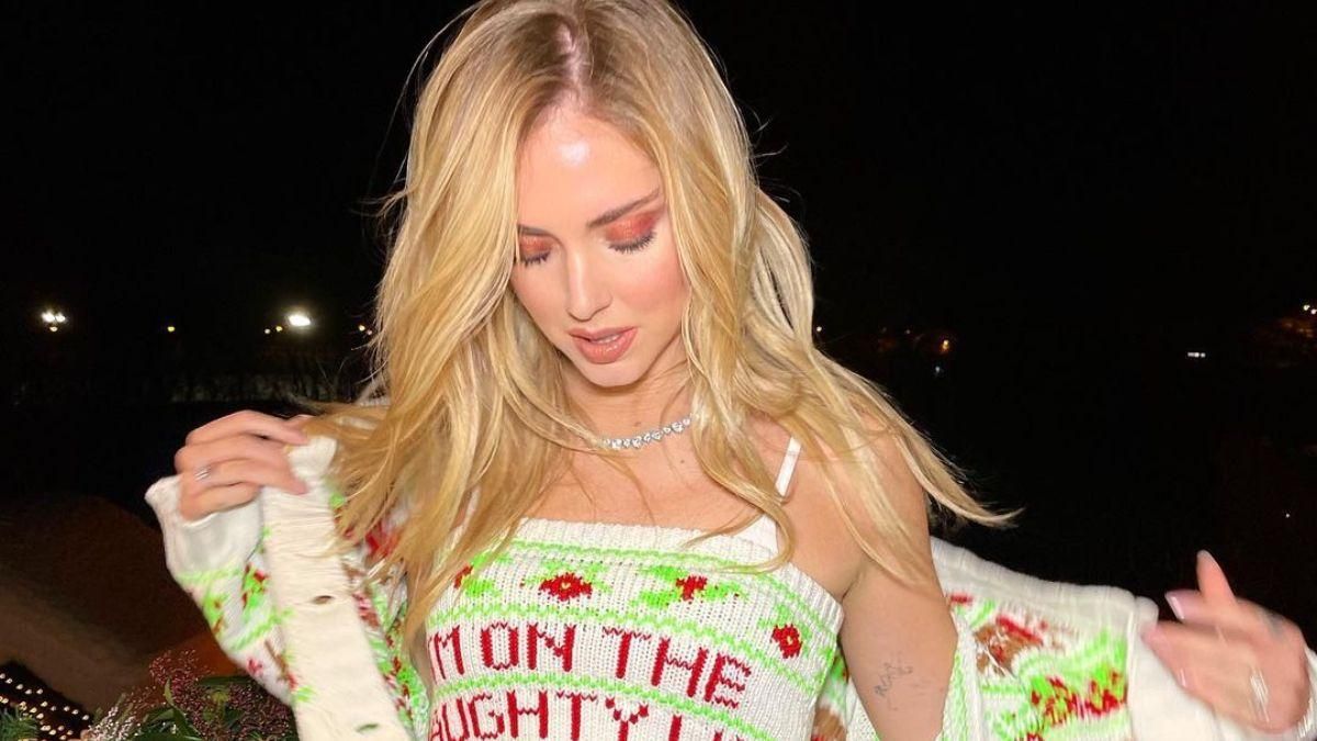 К'яра Ферраньї позувала в топі та светрі з новорічним принтом: фото блогерки - Fashion К'яра Ферраньї позувала в топі та светрі з новорічним принтом: фото блогерки - Fashion