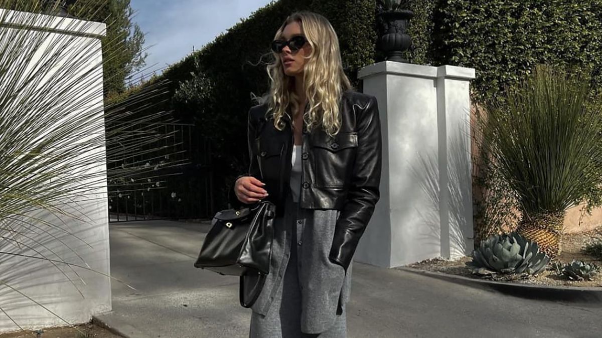 Ельза Госк вийшла на прогулянку в наймоднішому трикотажному костюмі зими: стильні фото - Fashion Ельза Госк вийшла на прогулянку в наймоднішому трикотажному костюмі зими: стильні фото - Fashion