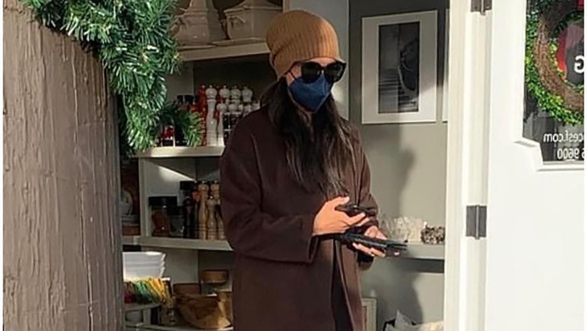 Редкий выход: Меган Маркл заметили в Монтесито в бюджетном пальто Massimo Dutti Редкий выход: Меган Маркл заметили в Монтесито в бюджетном пальто Massimo Dutti