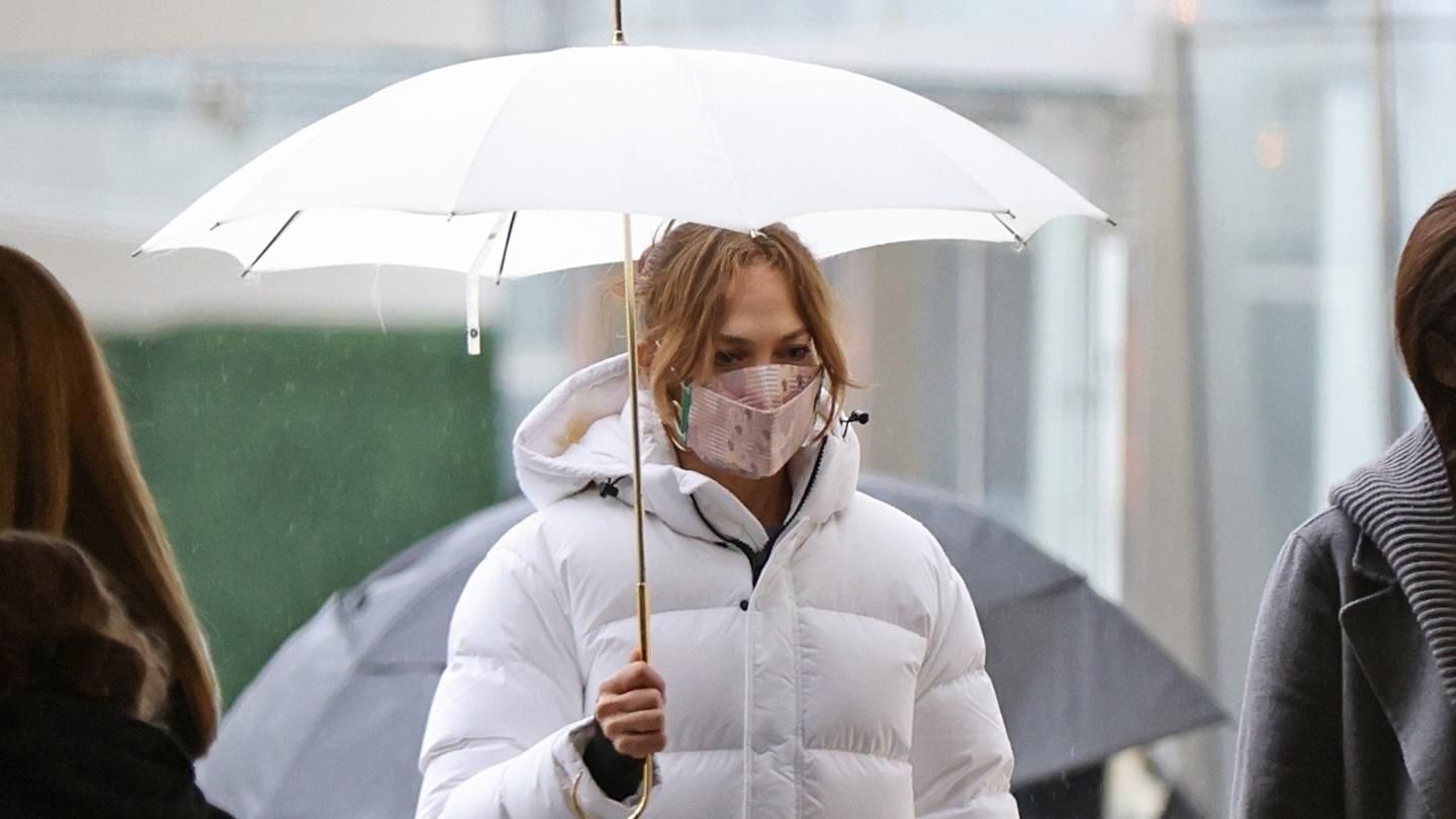 Білосніжна куртка і сумка Hermes Himalaya: грудневий образ Дженніфер Лопес, який підірвав мережу - Fashion Білосніжна куртка і сумка Hermes Himalaya: грудневий образ Дженніфер Лопес, який підірвав мережу - Fashion