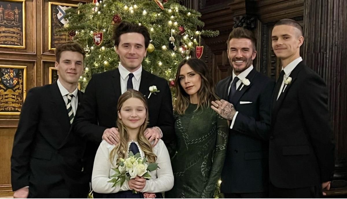 Три сына и дочь: Виктория Бекхэм очаровала сеть семейным фото в любимом платье Три сына и дочь: Виктория Бекхэм очаровала сеть семейным фото в любимом платье