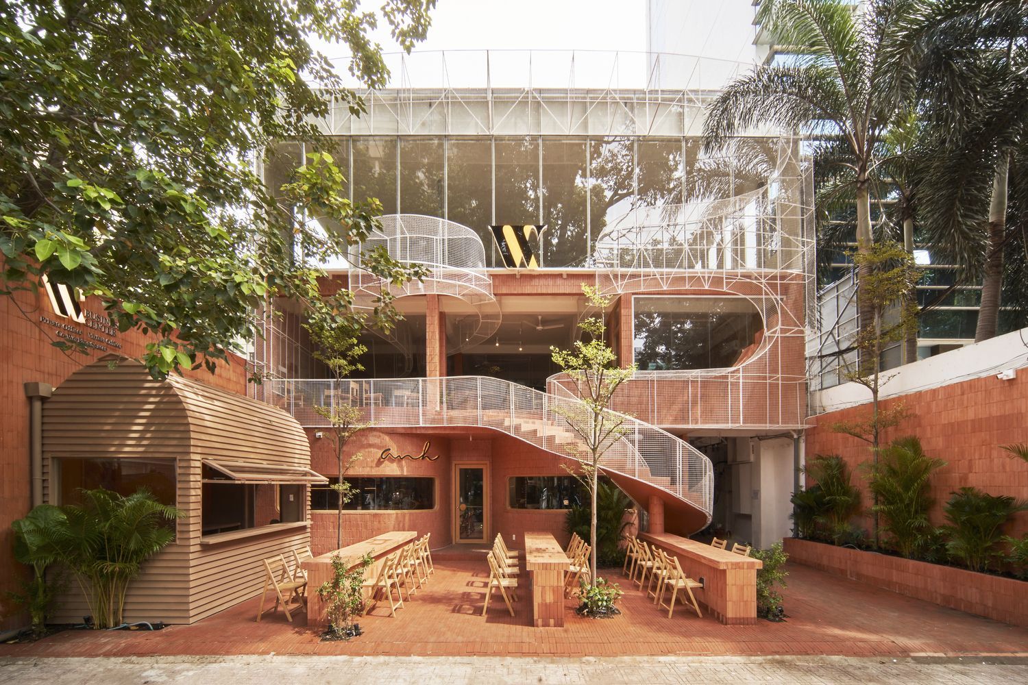 Неповторимая оригинальность: сочетание кирпича и природы во вьетнамской кофейне - Дизайн 24 Неповторимая оригинальность: сочетание кирпича и природы во вьетнамской кофейне - Дизайн 24