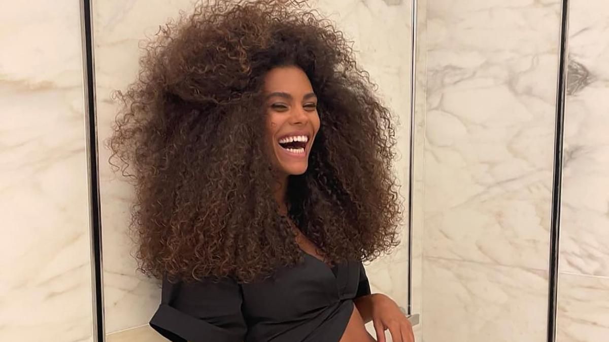 Тина Кунаки завела сеть крошечным платьем Rat&Boa с расстегнутым декольте Тина Кунаки завела сеть крошечным платьем Rat&Boa с расстегнутым декольте